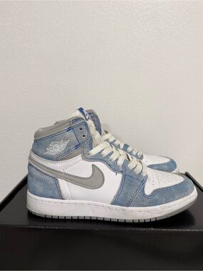 Nike Air Jordan 1 “Hyper Royal/Light Smoke Grey” - GS 4.5Y / Women’s 6